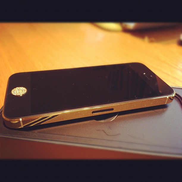 The World First 24CT Gold iPhone 5_1