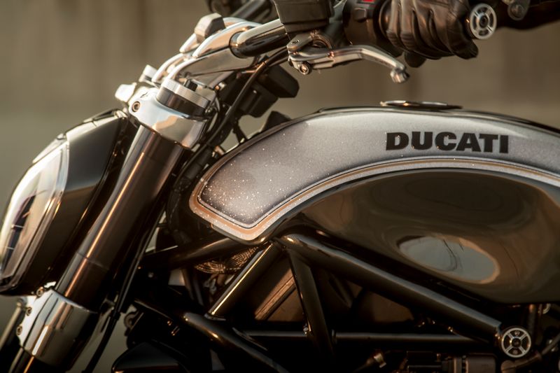 2016 ducati-xdiavel_by_roland_sands--2luxury2com-details