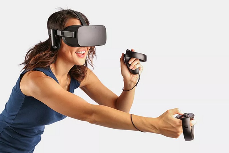 2017-oculus-touch-lets-you-bring-your-hands-into-virtual-reality