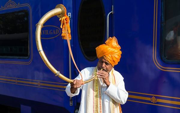 a-trumpeter-welcomes-deccan-odyssey-visitors-to-kolhapur-station