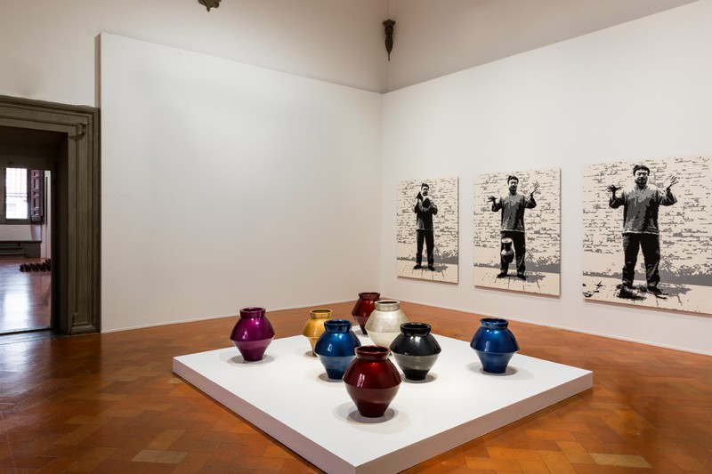 ai-weiwei-major-retrospective-libero-at-palazzo-strozzi-in-florence-han-dynasty-vases-with-auto-paint_def