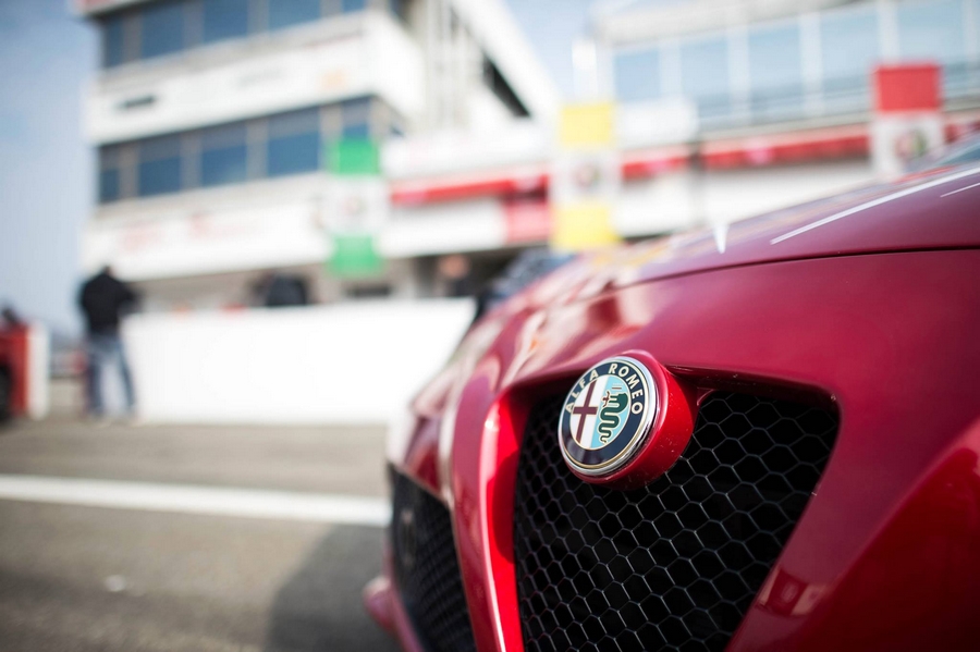Alfa Romeo 4C details