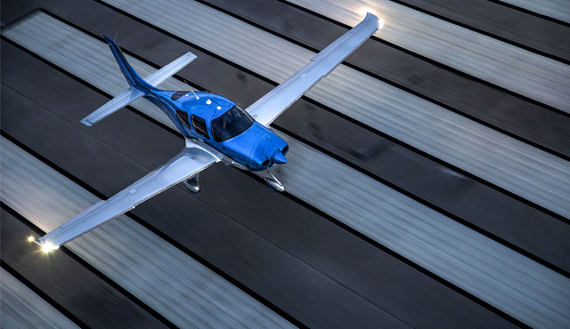 cirrus-aircraft-launches-g6-model-g6-landing