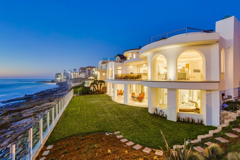 Few homes in La Jolla truly achieve the elegance and luxury of $26,588,000 Vista Del Mar.