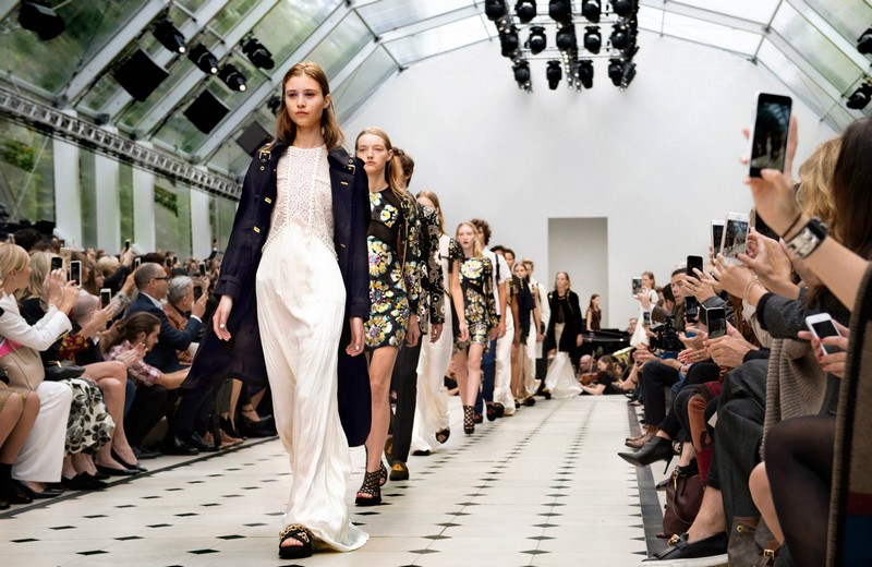 Functionregalia 2015 - Burberry's Womenswear Spring - Summer 2016-