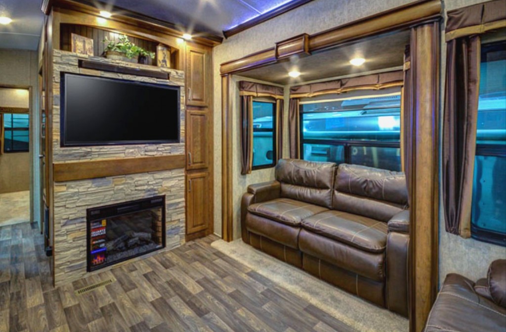 Keystone Montana 3820FK-interior--TV