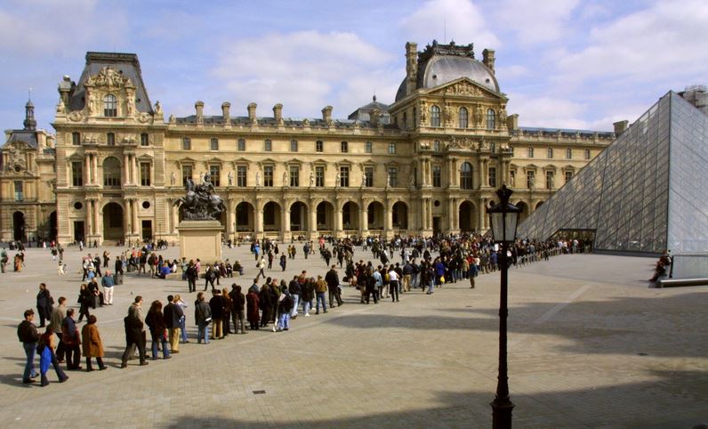 Louvre-ParisMuseumgoers