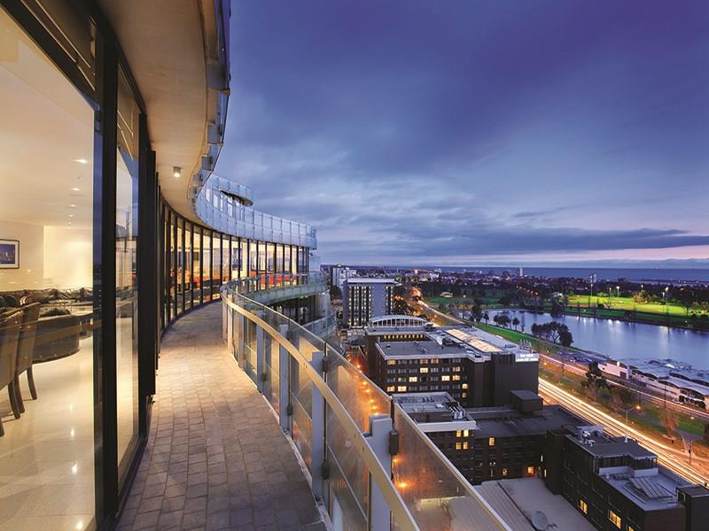 Metropolitan Penthouse with Panoramic Views in Melbourne