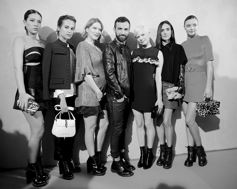 nicolas-ghesquiere-with-adele-exarchopoulos -alicia-vikander-lea-seydoux-michelle-williams-jennifer-connelly-and-miranda-kerr-backstage-at-the- louis-vuitton-spring-summer-2017-fashion 