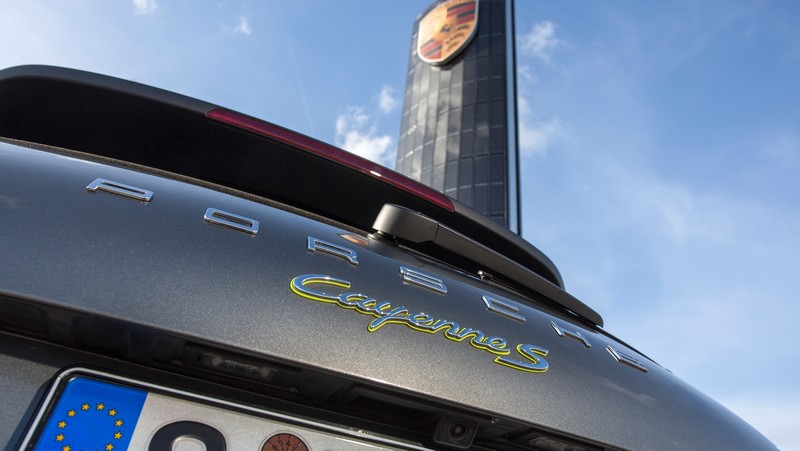 Porsche builds first photovoltaic pylon 2016-