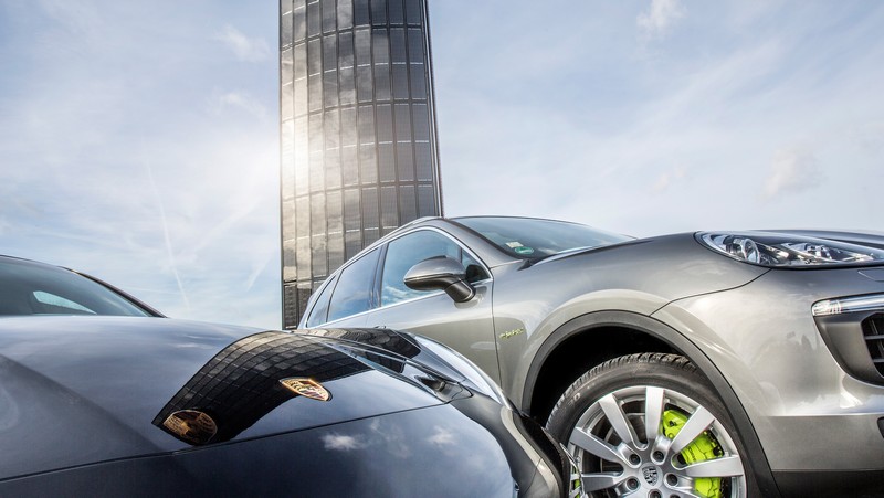 Porsche builds first photovoltaic pylon2016--