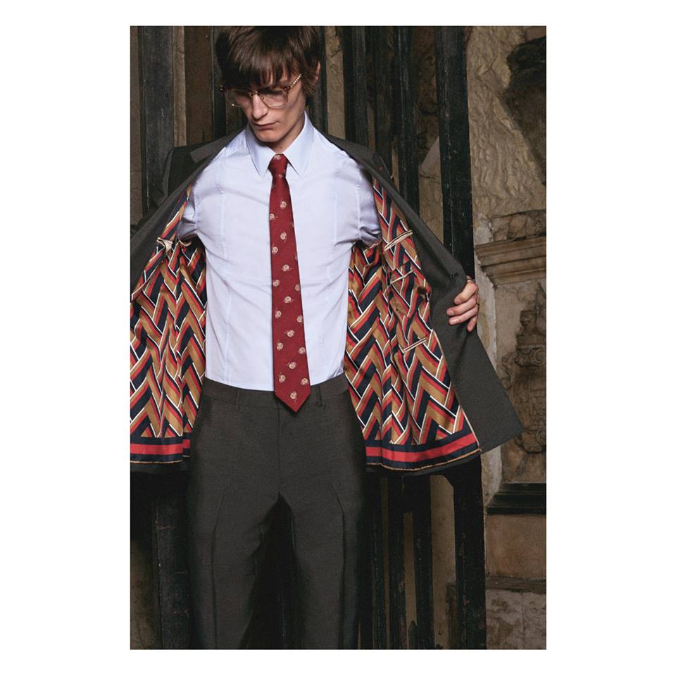 Revealed inside a Gucci DIY tailored jacket a customized silk foulard lining, featuring a chevron pattern.