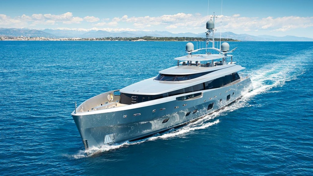 SEMI-DISPLACEMENT OR PLANING TWO-DECK MOTOR YACHT OF 38M AND ABOVE -COMO