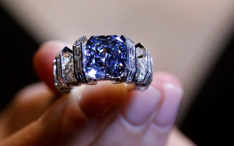 the-sky-blue-diamond-8-01-carats-mounted-on-a-cartier-ring