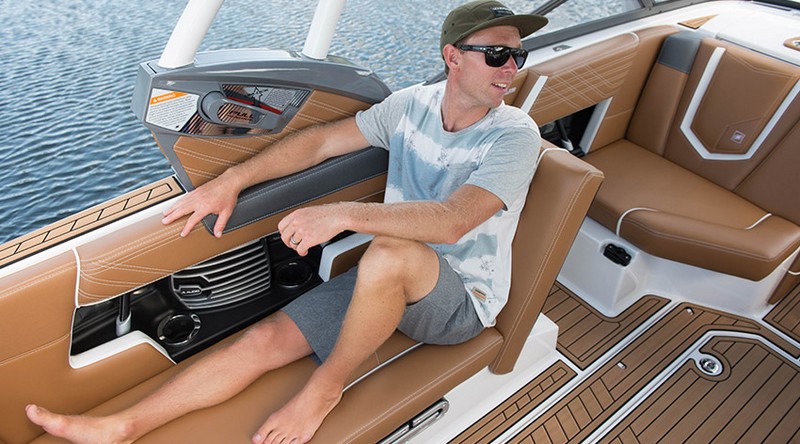 Ultrafast Super Air Nautique G23-the port lounge seat converts from a full length bench to the ultimate stadium seating