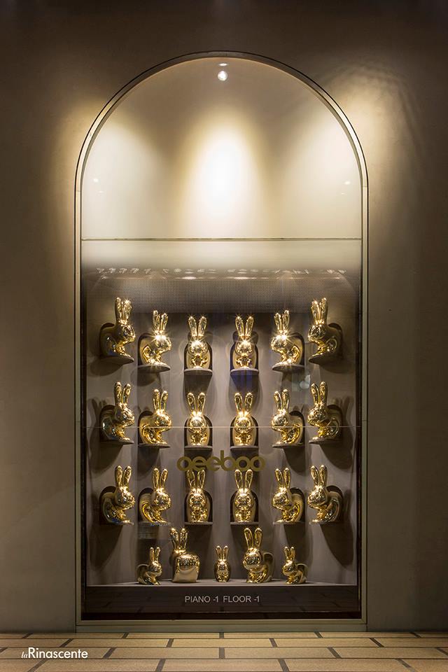 window-of-la-rinascente-milano-duomo-featuring-rabbit-chair-gold-and-rabbit-chair