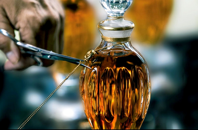 amphoras are sealed with a golden thread tied in a “perfumer’s bow” by Dior’s
