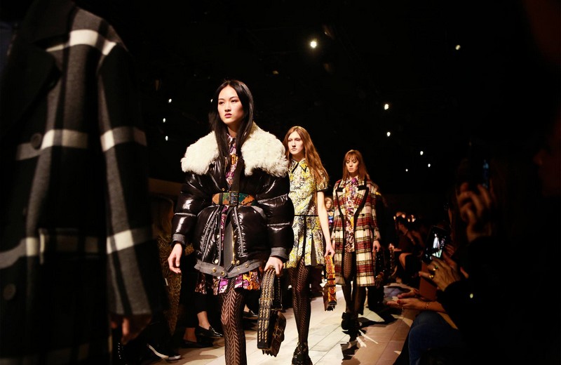burberry womenswear - Uncover the Burberry February 2016 show, from backstage to the runway