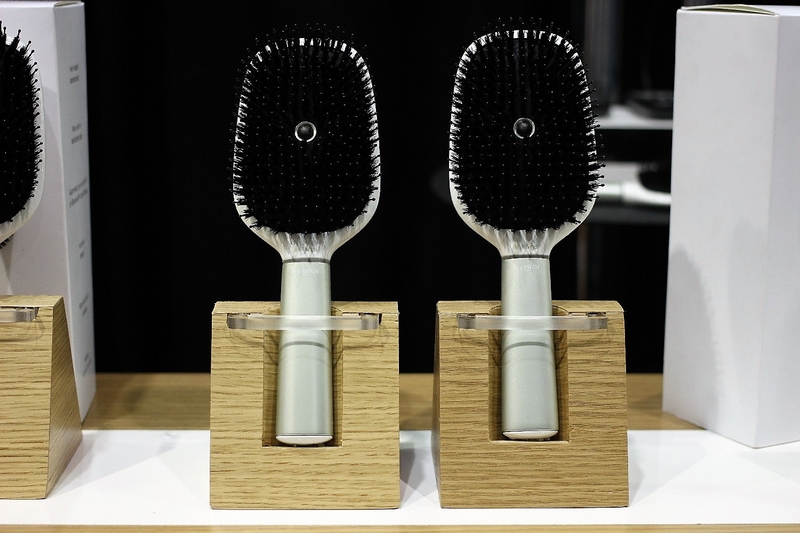 ces2017-kerastase-unveils-worlds-first-smart-hairbrush