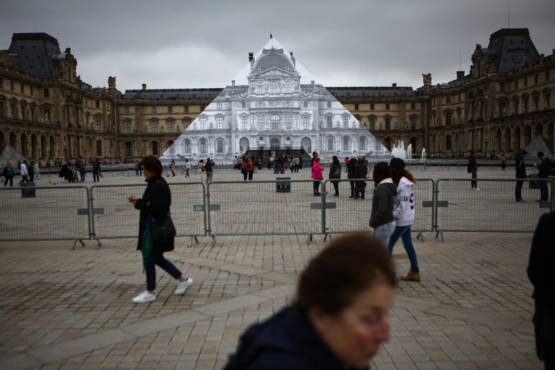 louvre museum pyrimid dissapearing