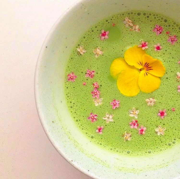matcha-bowl-with-fresh-flowers-from-teaspoons-and-petals