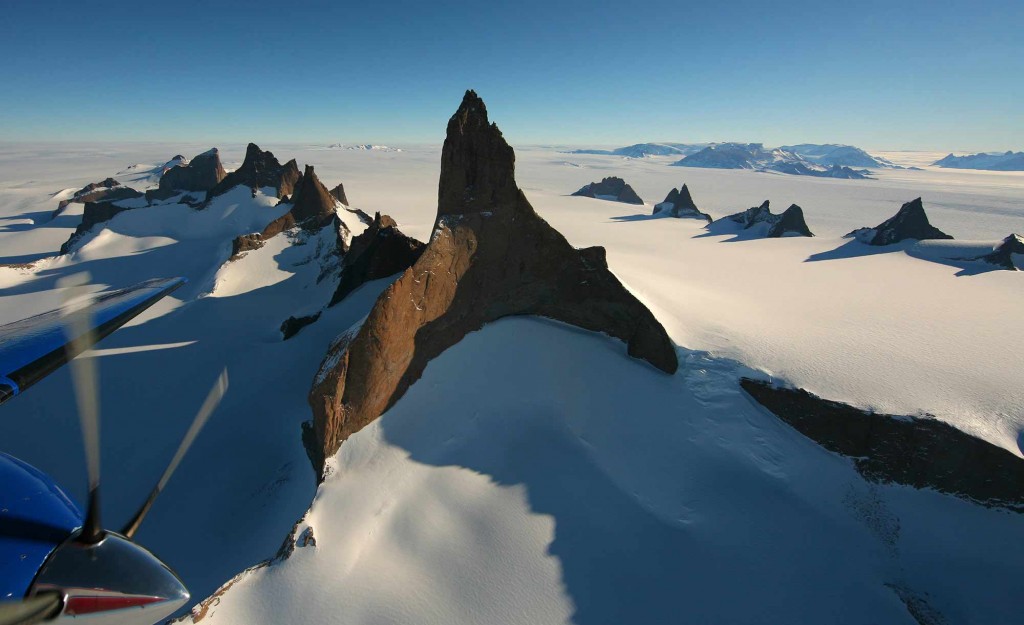 orvin-fjella-whichaway-camp-in-antarctica