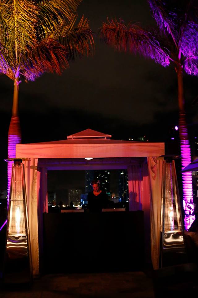 the deck at islands gardens by night
