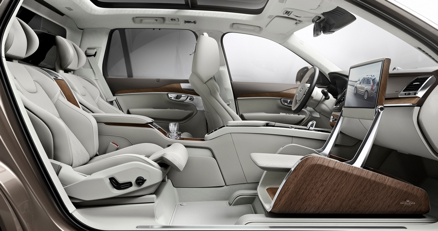 volvo-lounge-console-the-table-with-media-screen-for-a-full-in-car-theter-experience-2015