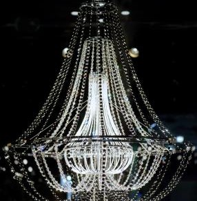 Hulchi Belluni – A diva on a world tour diamond chandelier