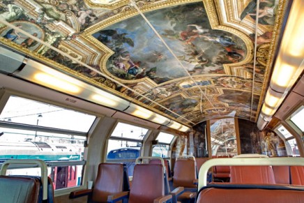 RER C Versailles dressed in royal decorations
