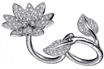 Van Cleef & Arpels Lotus “Between the Finger” ring: 3D ingenious mechanism