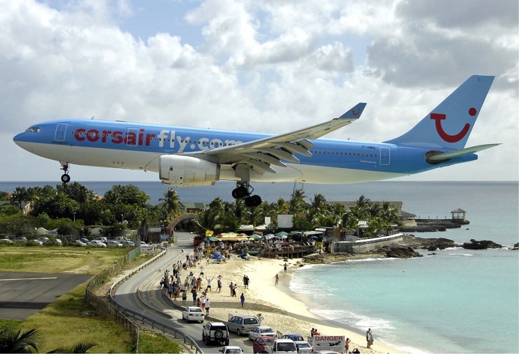 http://www.2luxury2.com/wp-content/uploads/2013/02/st_maarten_juliana-airport_caribbean-airport-landing-1024x699.jpg