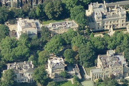 Stop rich overseas investors from buying up UK homes, report urges