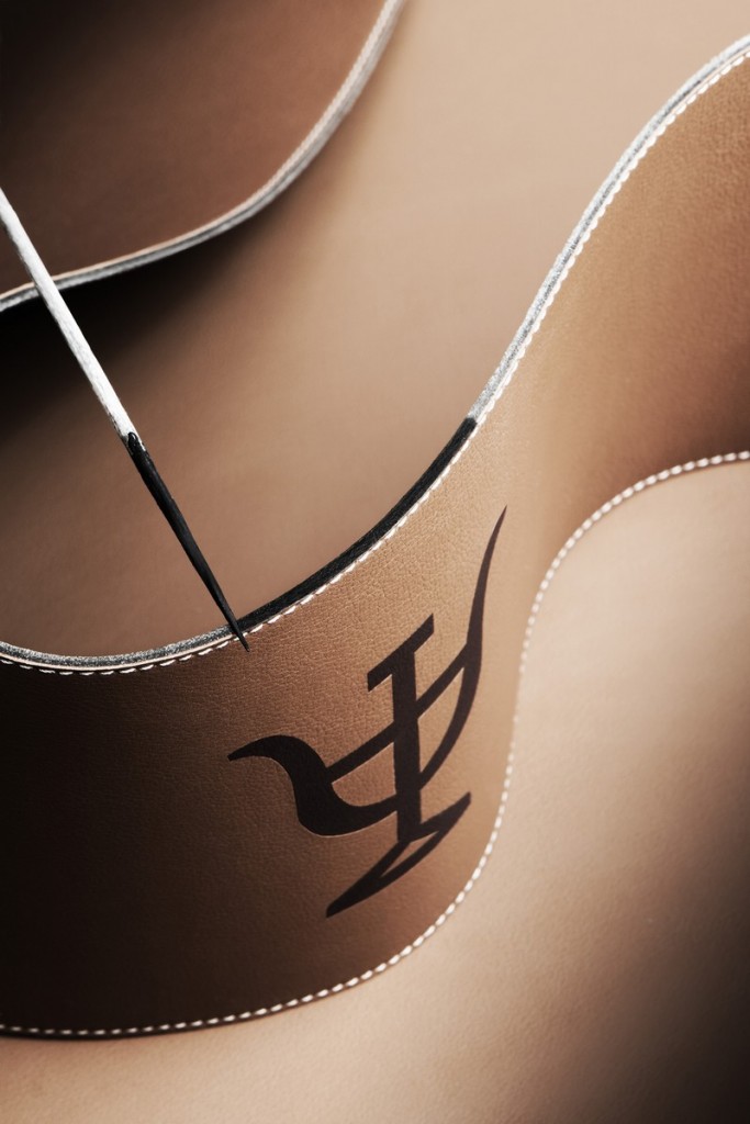 2017 Bodega Numanthia Barrel by Loewe-Painting the edge of Loewe leather, revealing the Termanthia symbol