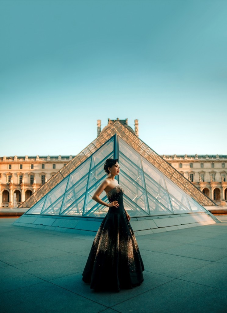 2019 Anna Hu in front of Musée du Louvre, Paris