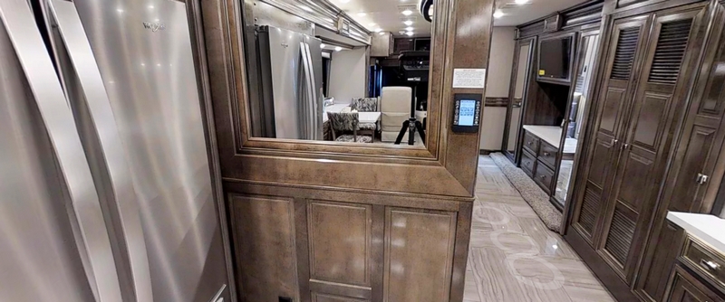 2019 Discovery LXE from Fleetwood RV-interiors