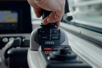 This new revolutionary joystick docking system avoids stress and increases enjoyment when driving a boat