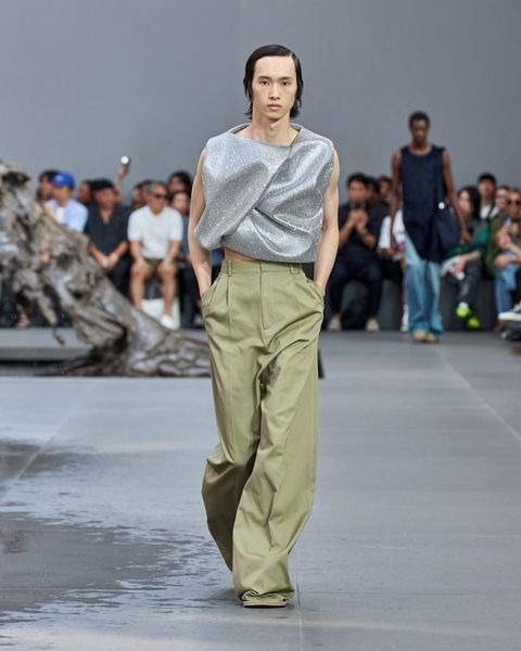 https://www.2luxury2.com/wp-content/uploads/2023/07/Loewe-Spring-Summer-2024-collection-2.jpg