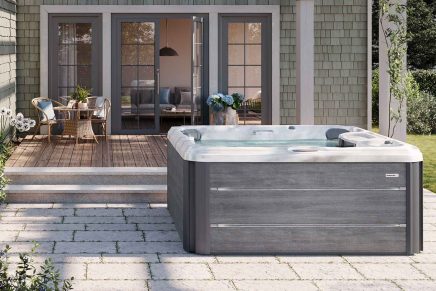 5 Health Benefits of Soaking in a Hot Tub Regularly