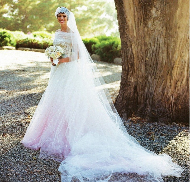 Anne-Hathaway wedding dress