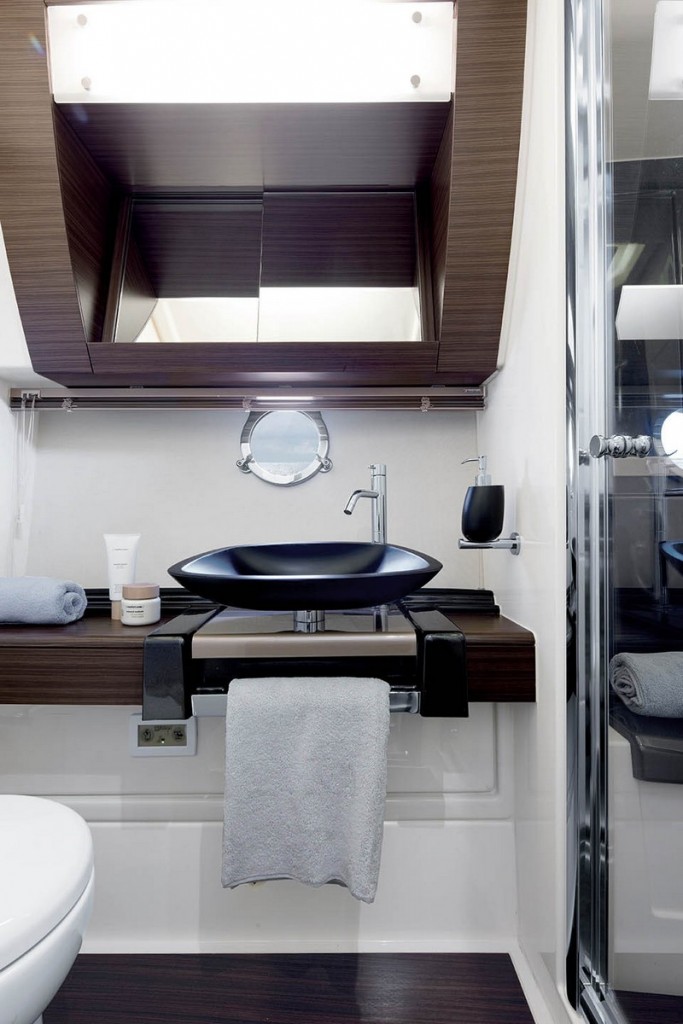 Azimut 55 interior bathroom