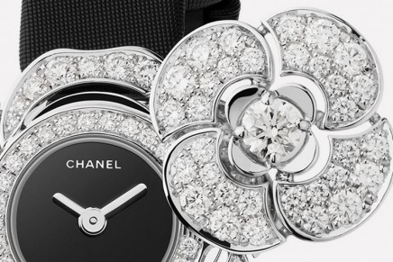 Both jewel and watch, Bouton de Camélia makes time reading a precious and delicate moment