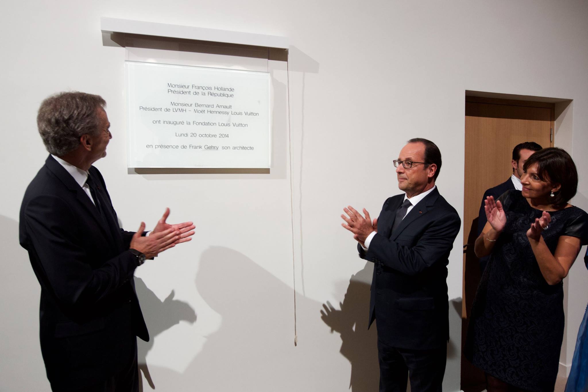 François Hollande et Bernard Arnault ont dévoilé la plaque d’inauguration. - 2LUXURY2.COM