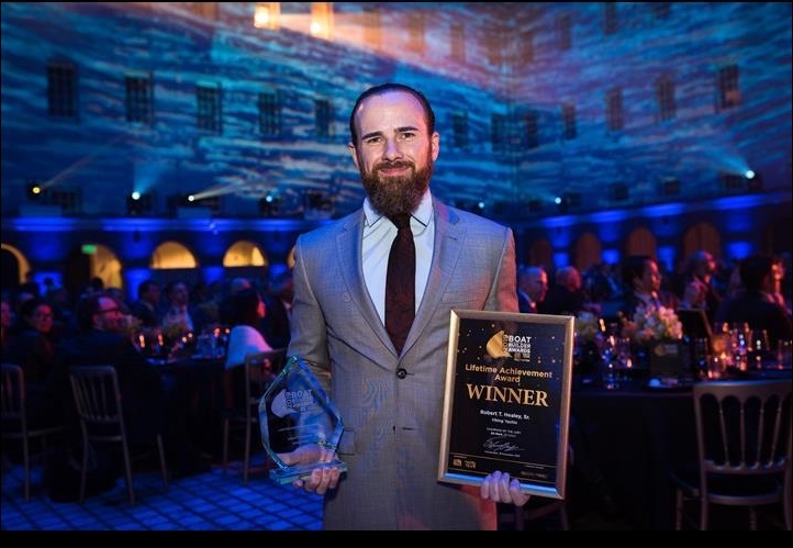 Sailing-Stream.fr ⚓ Les Boat Builder Awards 2019 ont célébré les bateaux et les meilleures entreprises de l'industrie du yachting ⚓ LIFETIME ACHIEVEMENT AWARD 2019 - Robert Healey Jr. accepte au nom des Healey Brothers
