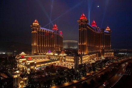 Can Online Gaming Really Replicate a Lavish, High-end Gambling Experience?