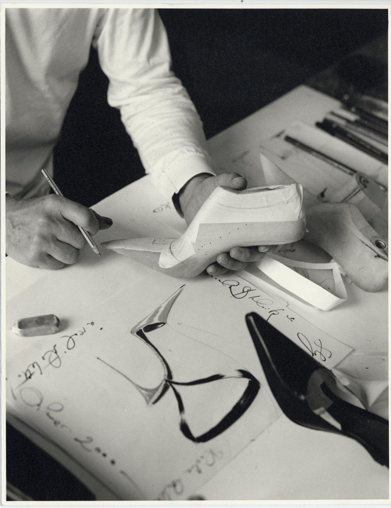 Manolo Blahnik The Art of Shoes_manolo-blahnik-working