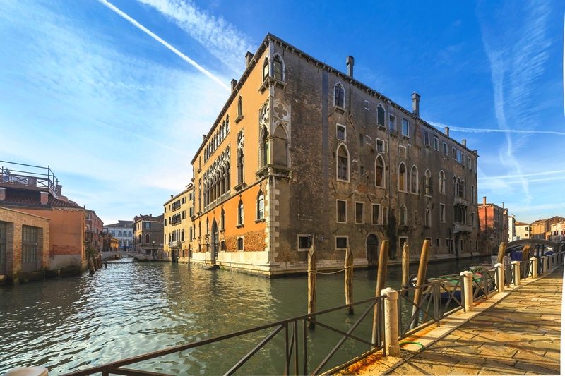 Palazzo Donà Giovannelli, located just a few meters from the Grand Canal, is a marvellous Venetian Palace that dates back to the XV° century,