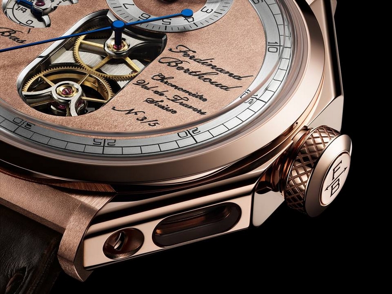The case of the Chronomètre FB 1.2-1 is entirely made of 18-carat rose gold, as are the dial, lugs, fastening screws and three half-bridges visible through the back