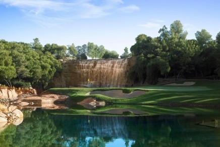 The only resort golf course on the Las Vegas Strip returns with grand reopening