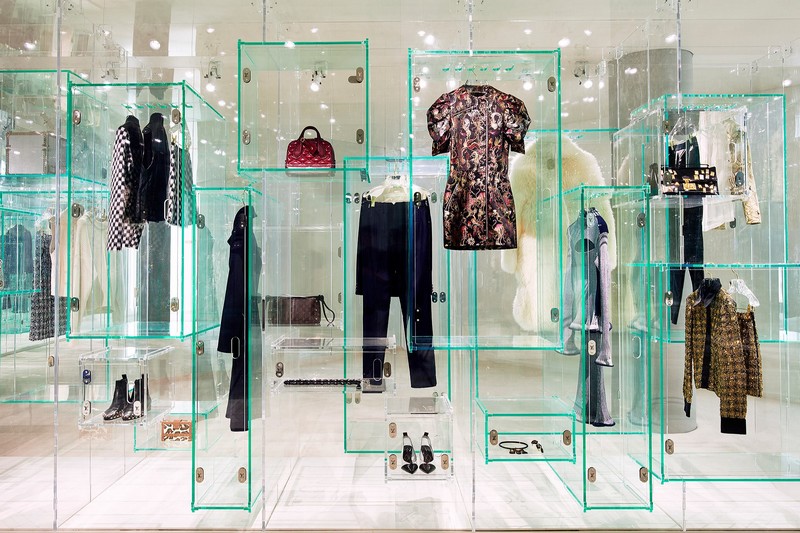 Louis Vuitton, London  Fashion displays, Visual merchandising, Luxury store